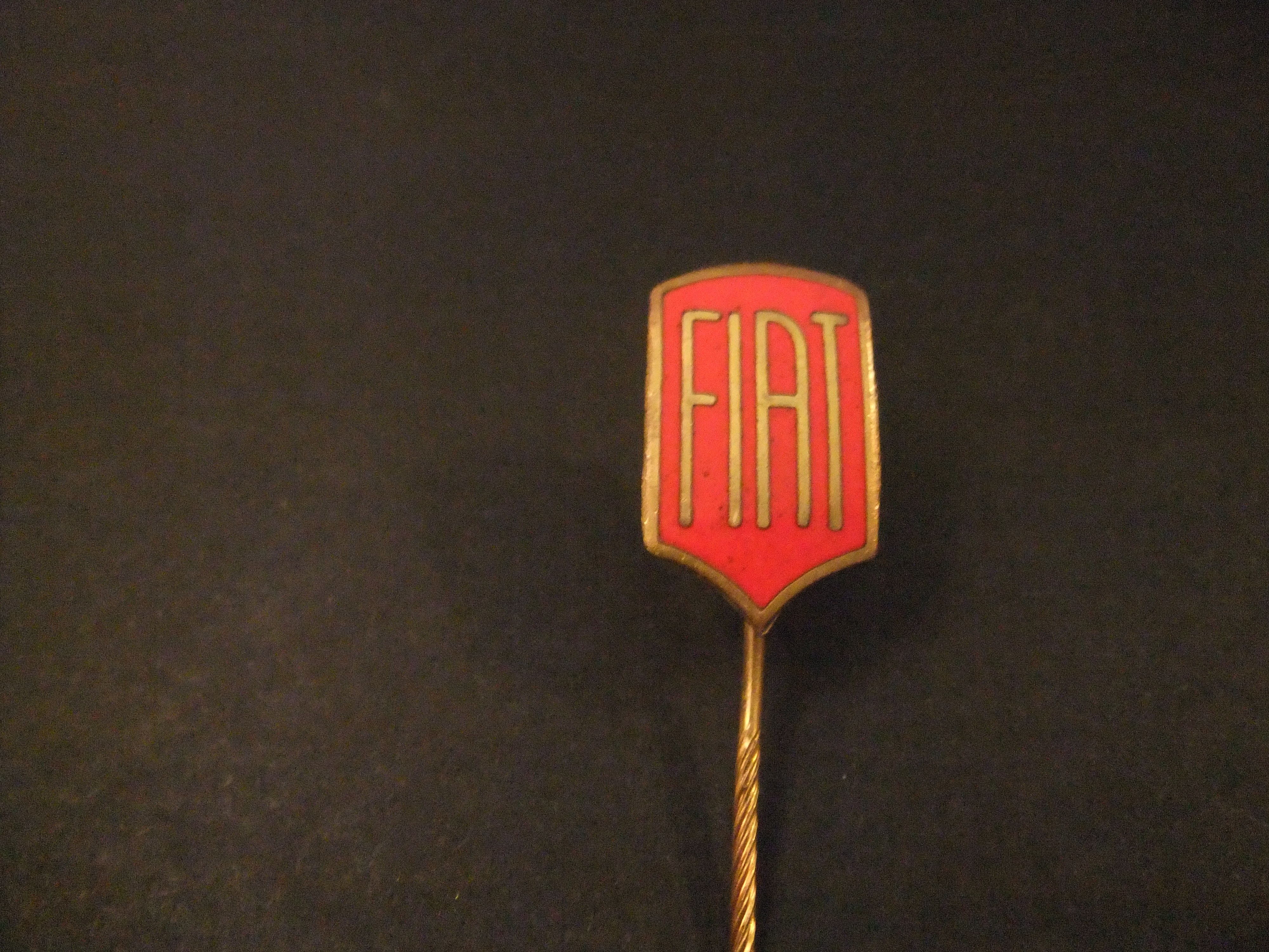 Fiat auto logo rood goudkleurige letters, emaille uitvoering